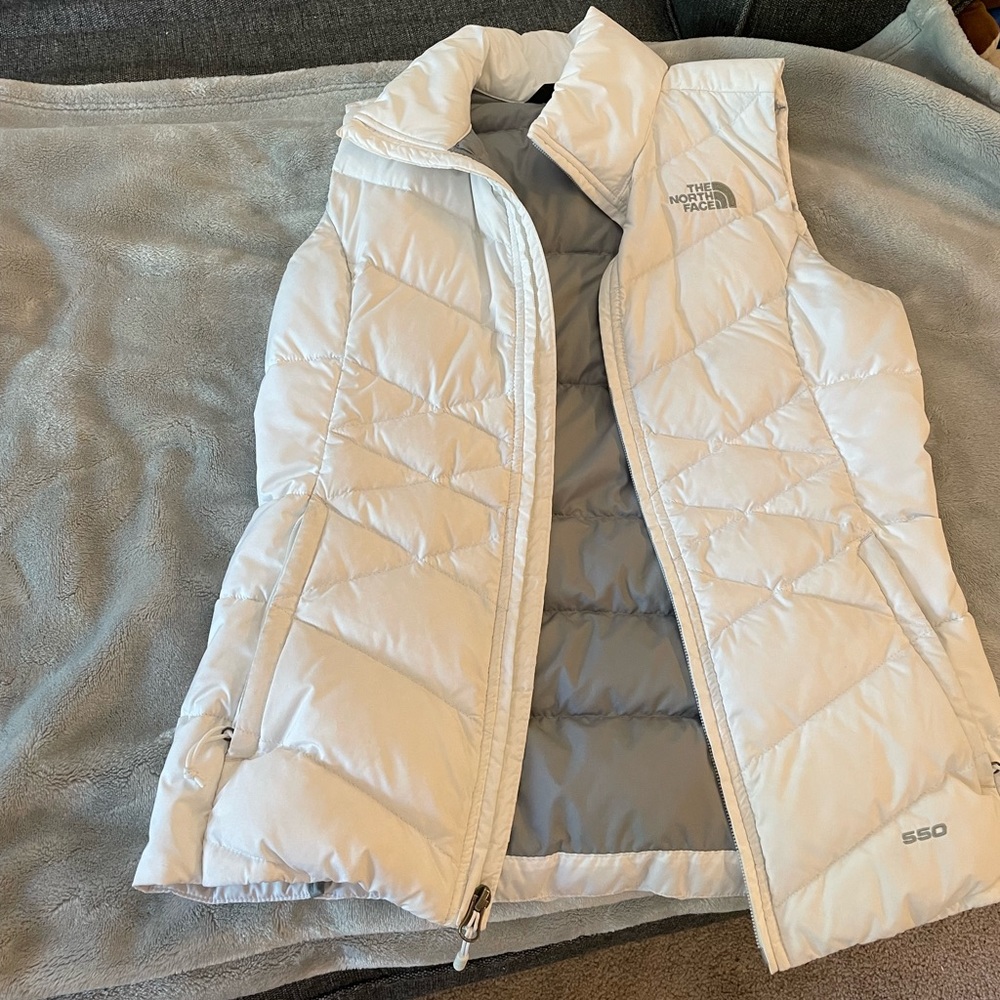 Womens white North Face 550 vest